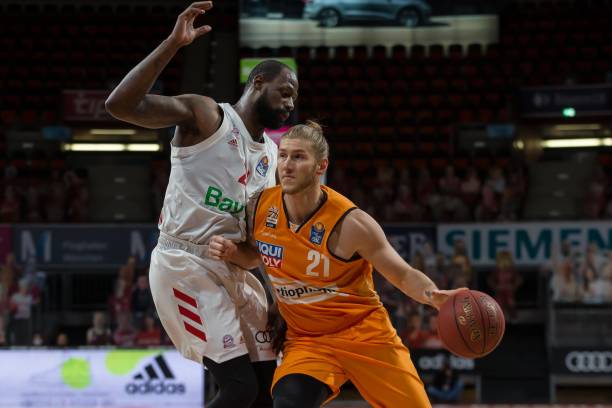 共同作用下 共同作用下